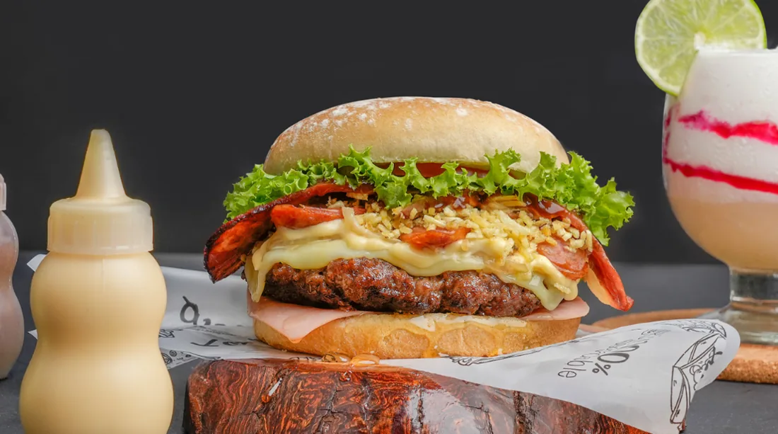 Fotografía gastronómica: hamburguesa clásica con tocineta y vegetales