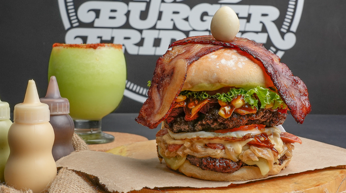 Perfume sobre tela roja