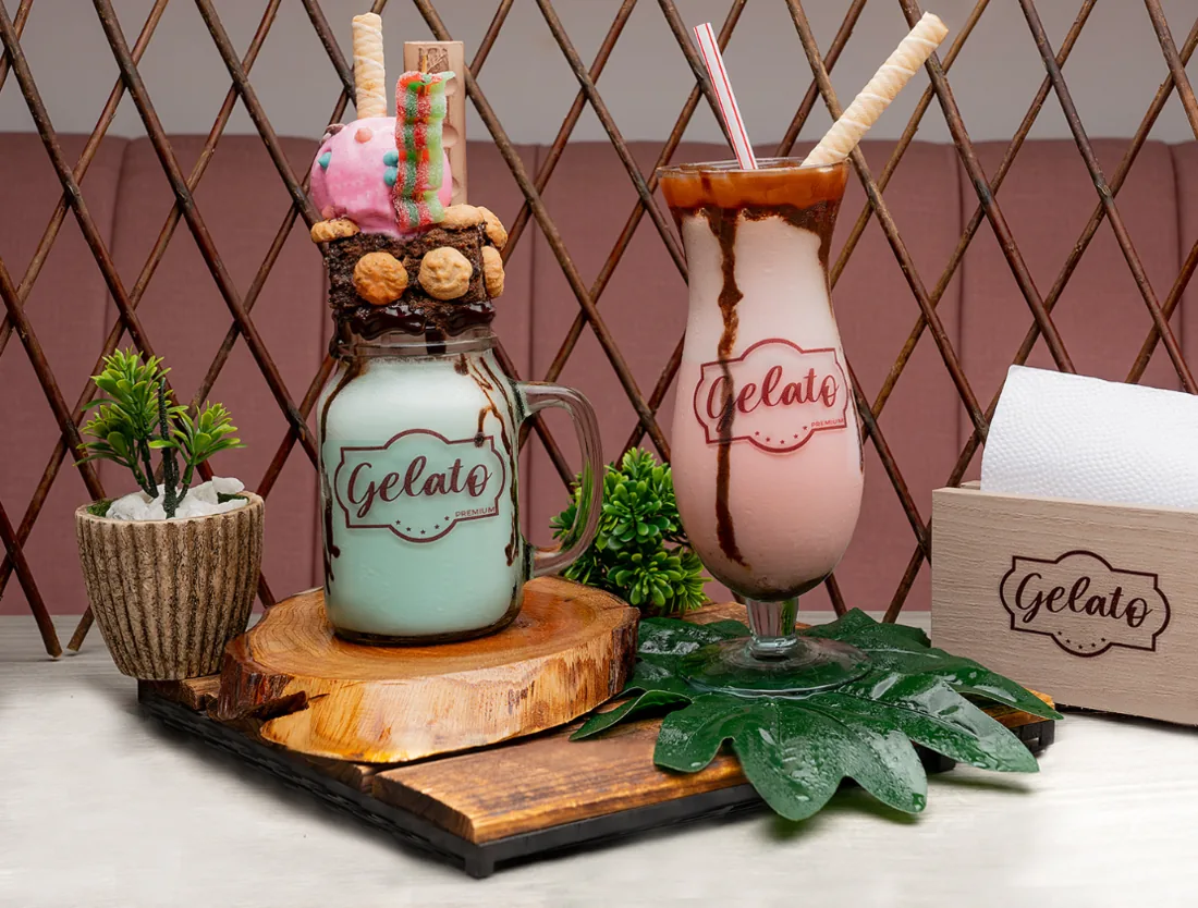 Fotografía gastronómica: bebidas y malteadas de Gelate sobre tabla de madera