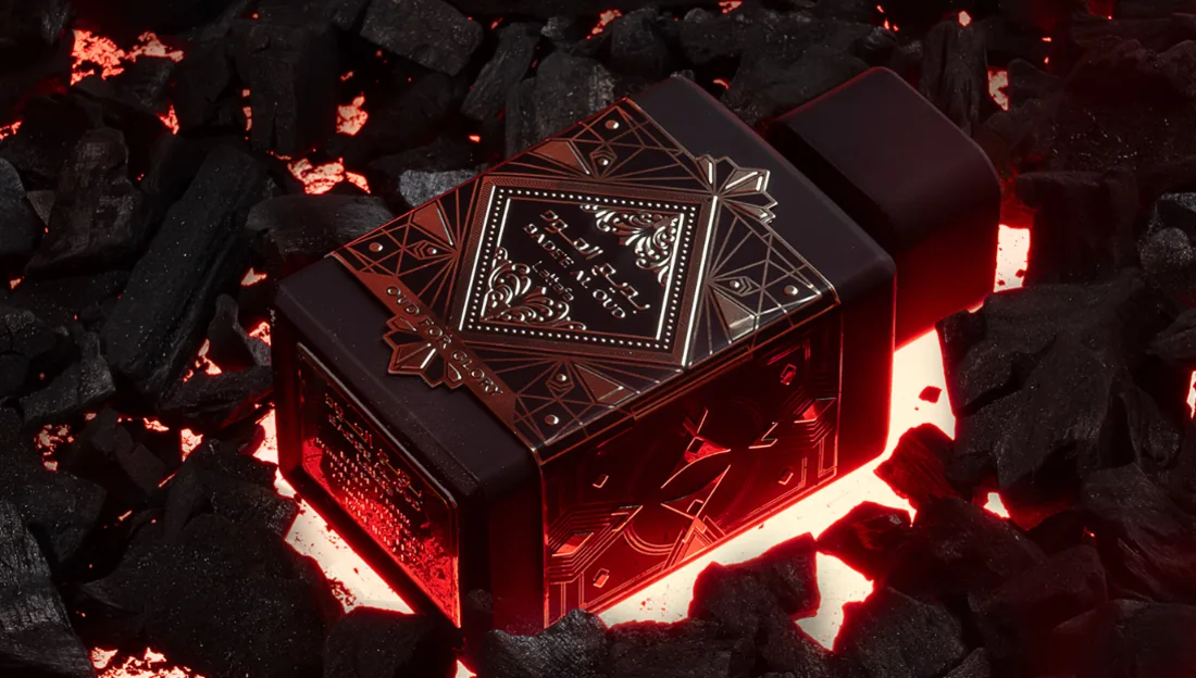 Fotografía de producto: joyería en estuche rojo iluminado sobre brasas